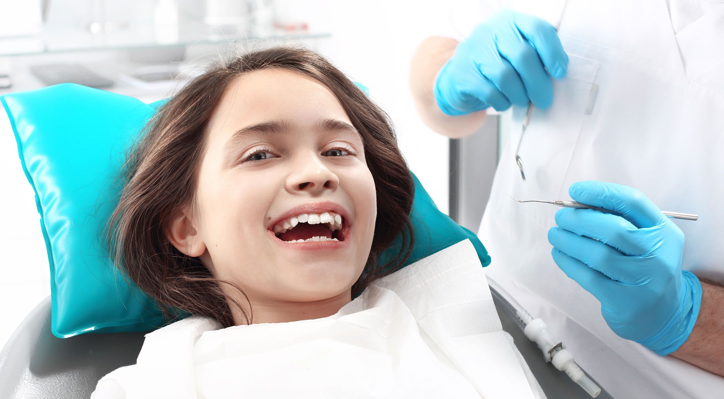 Obraz przedstawiający uśmiech dziecka w gabinecie dentystycznym